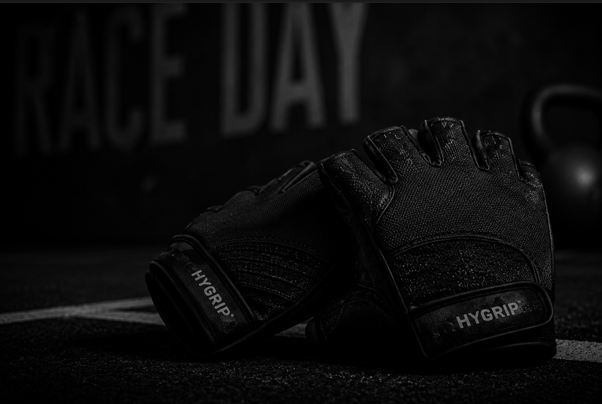 Atleet met HYGRIP handschoenen op een barbell